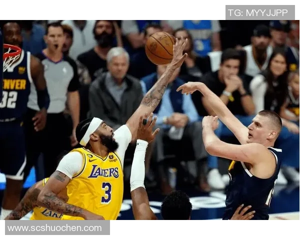 拉塞尔高压防守逼出麦科勒姆8秒违例全场气氛瞬间尴尬至极 拉塞尔高压防守逼出麦科勒姆8秒违例全场气氛瞬间尴尬至极